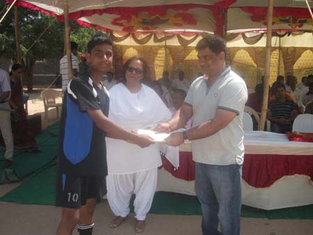 Man of the match to Deepak given by Principal _ MLA