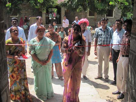 MCD Precident Mrs. Indu Choudhary cutting the ribbon