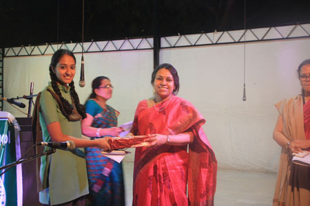 Shraddha Kansara receiving the Parineeta Ranpal English Prize