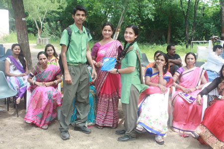 Headgirl presenting a gift to Ms. Urmila Rathore for being a winner in the game